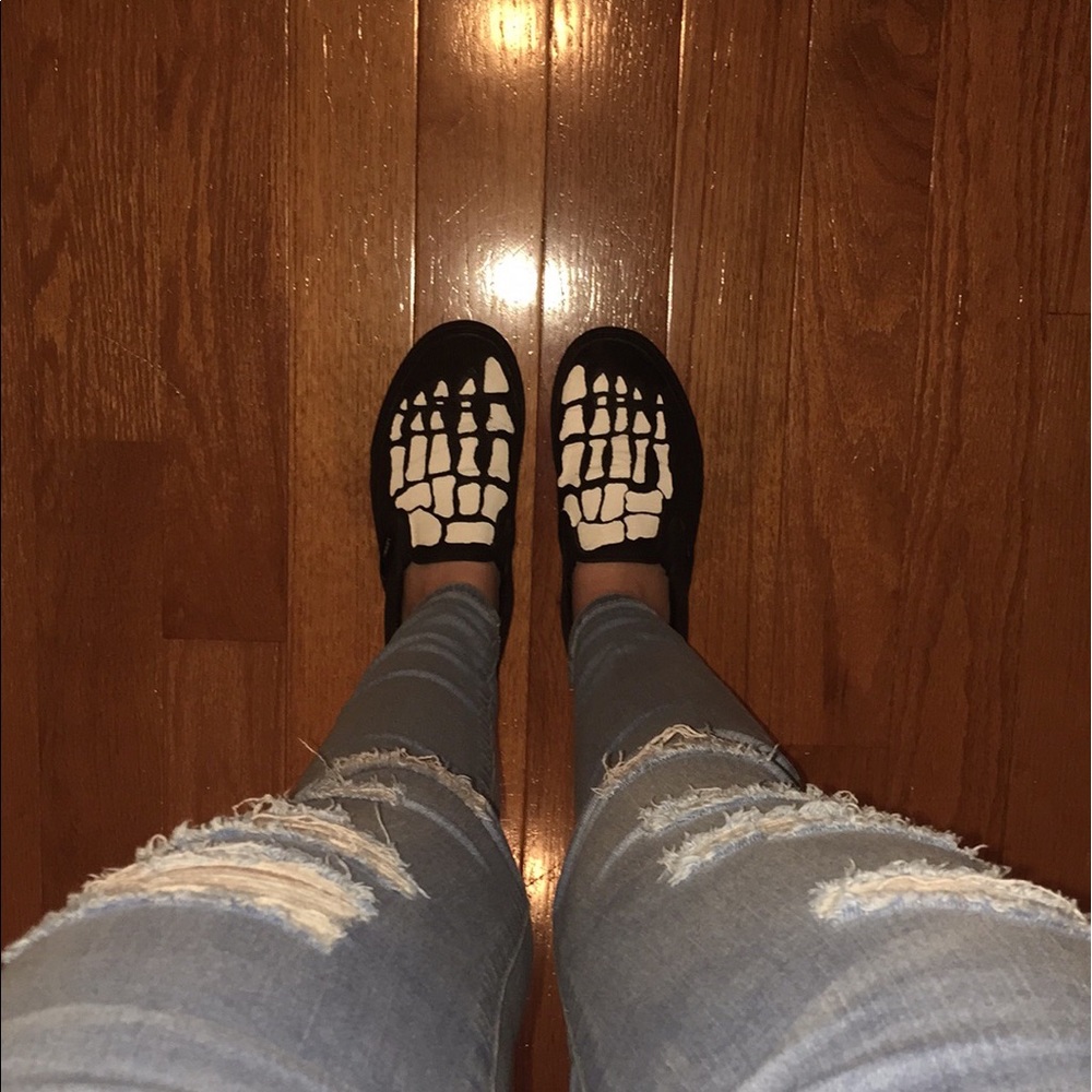 Skeleton feet Vans